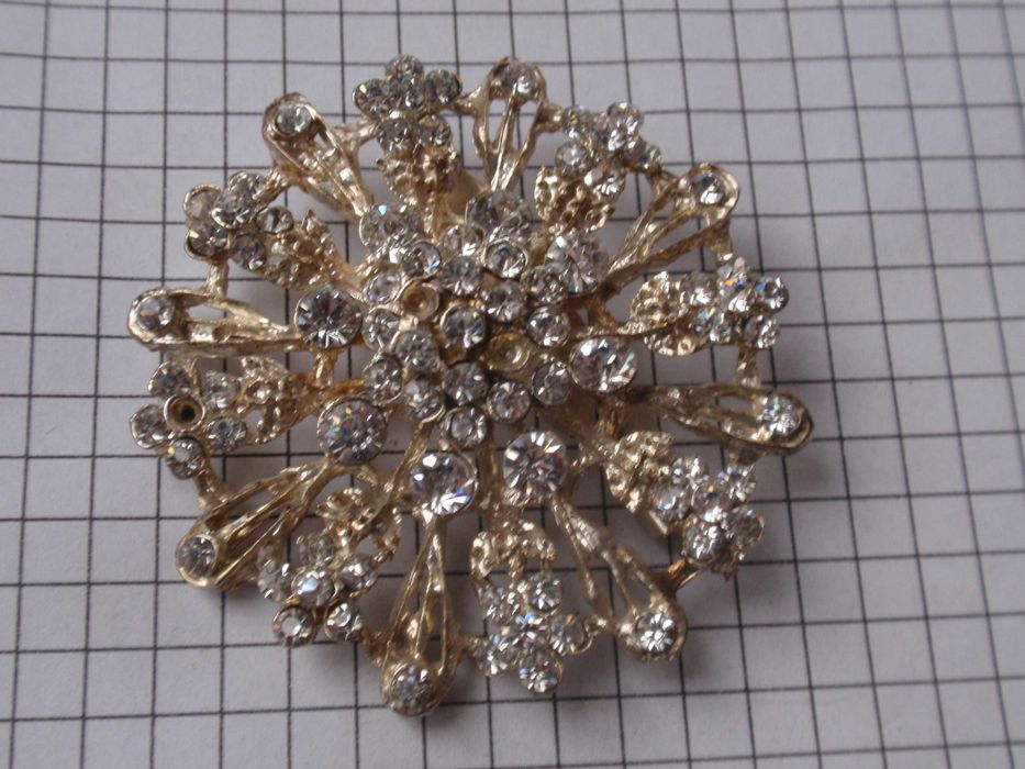 Брошь  снежинка.