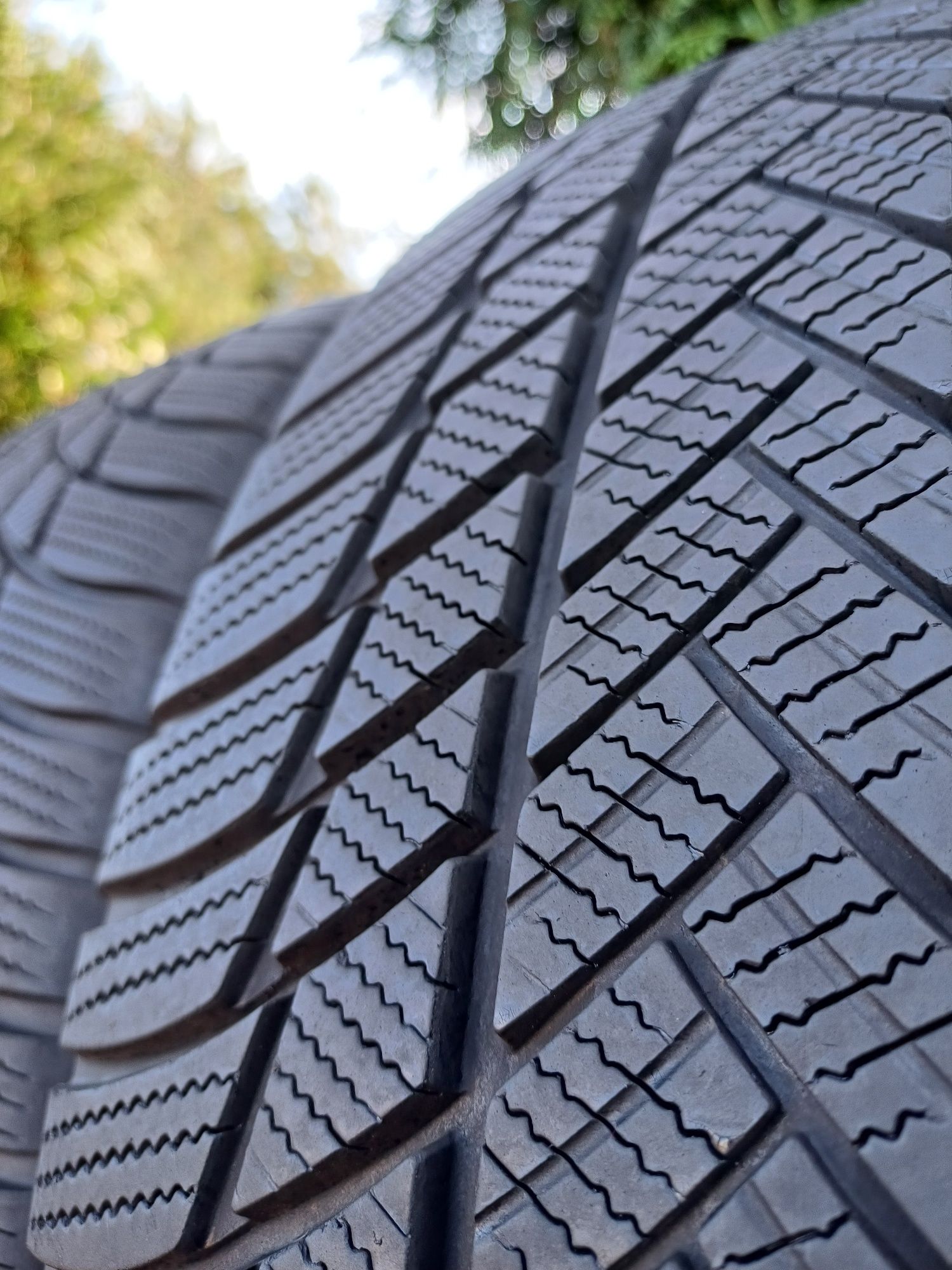 235/50/19 Sprzedam parę opon zimowych Bridgestone