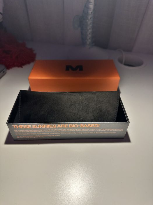 Óculos pretos com lentes azuis