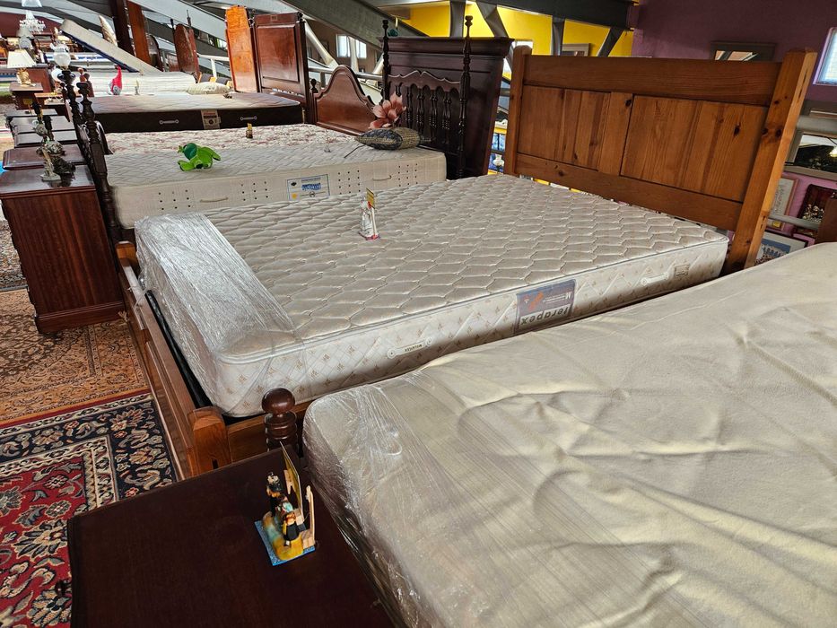 Cama em madeira maciça, com 4 gavetas, estrado e colch