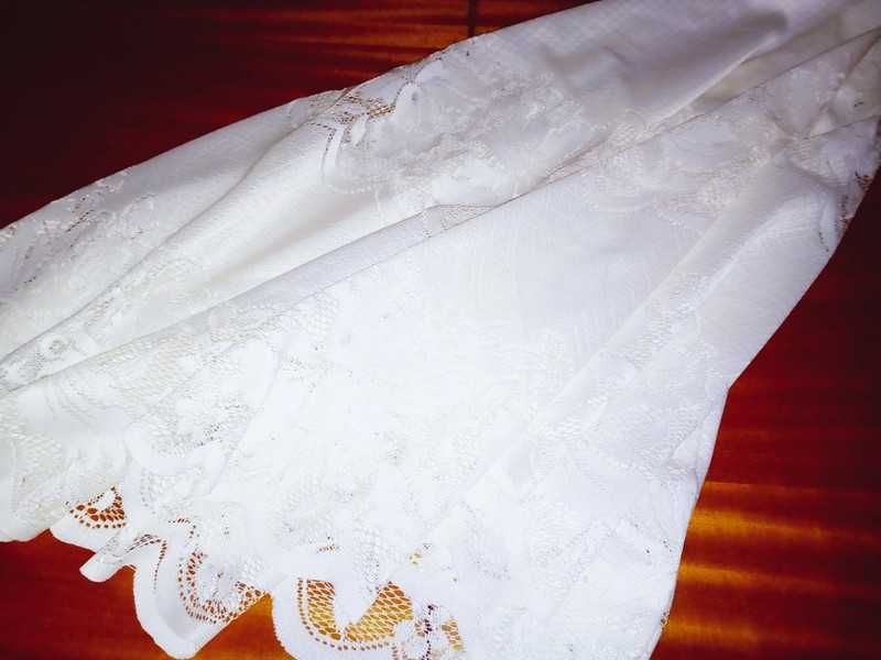 koronkowy o smietankowej bieli obrus -sr.160cm -BDB