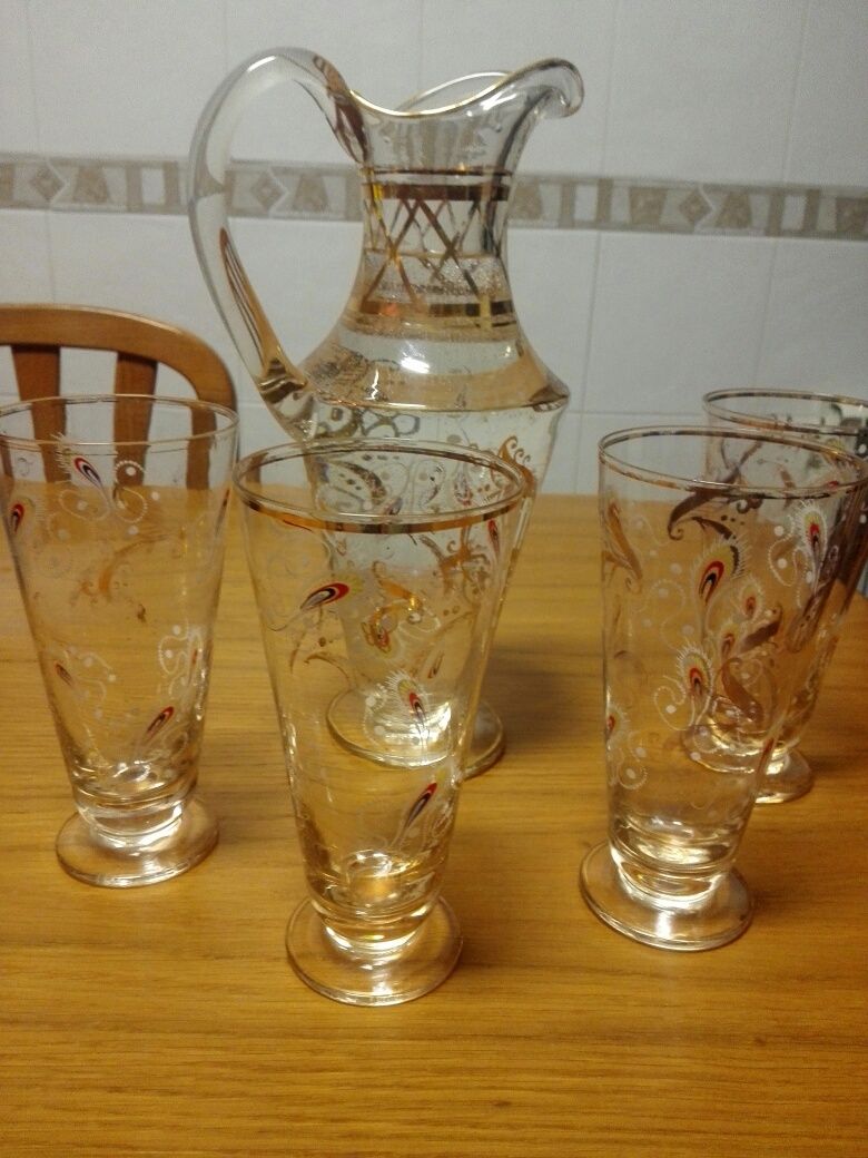 Conjunto de copos e jarro