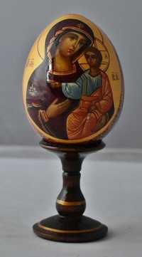 Małe, drewniane jajko z podobizną Matki Boskiej z Dzieciątkiem