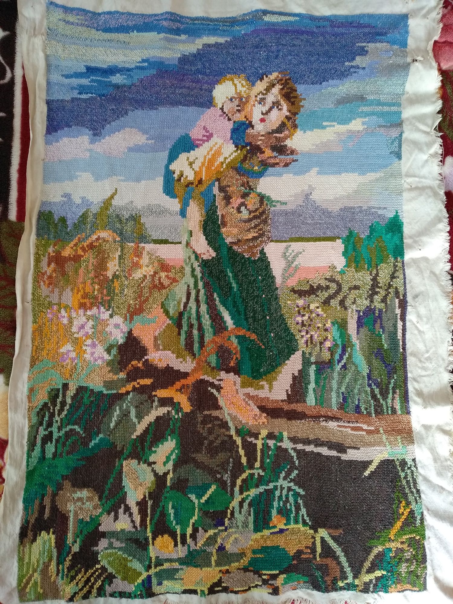 Старинная вышитая крестиком картина Маковского Дети, бегущие от грозы