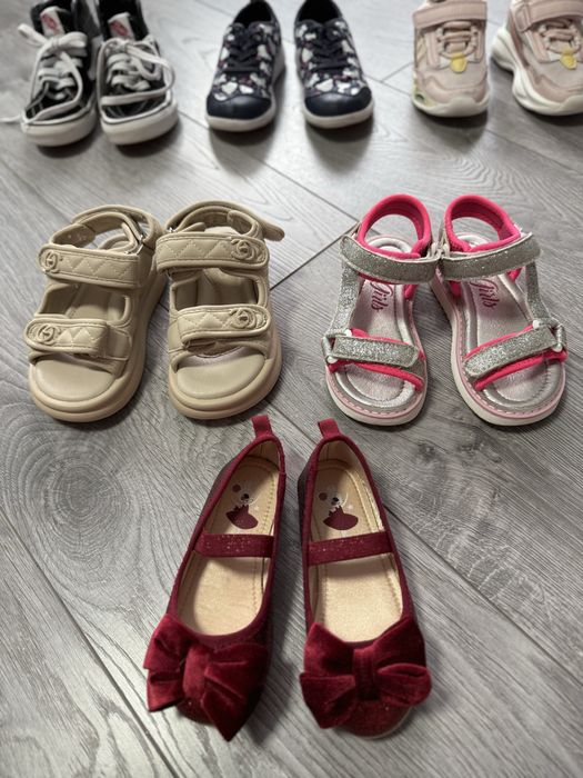 Кеди, кросівки, сандалі для дівчаток.