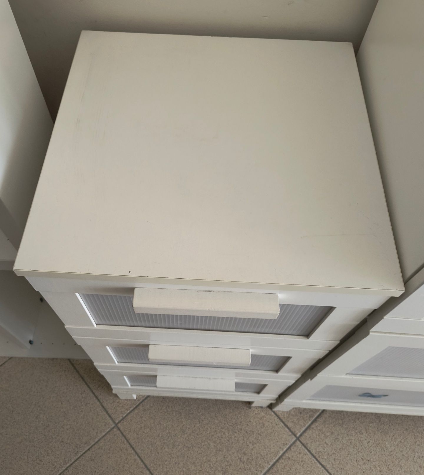 Mała komoda Aneboda Ikea biała 40x40x80 cm
