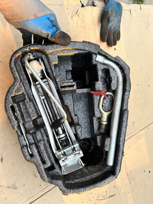 Zestaw naprawczy koła zapasowego do VW Golf, Audi, Skoda Seat, lewarek