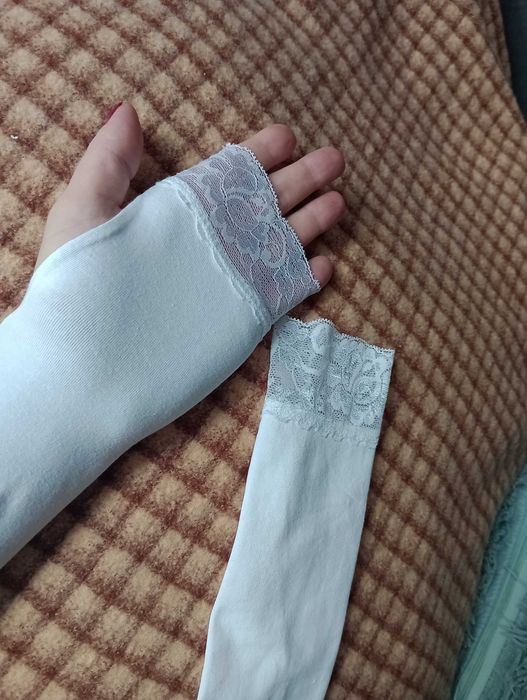 Białe długie mitenki