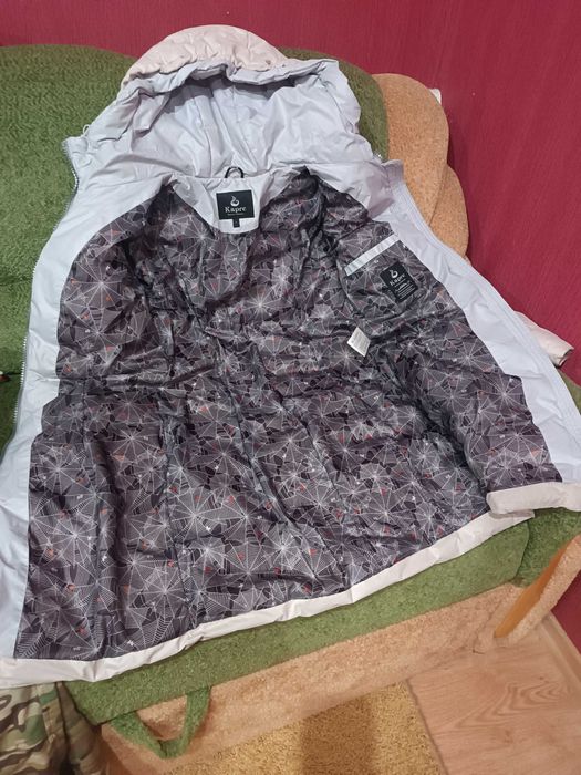 Зимовий приталений пуховик світло сірого кольору