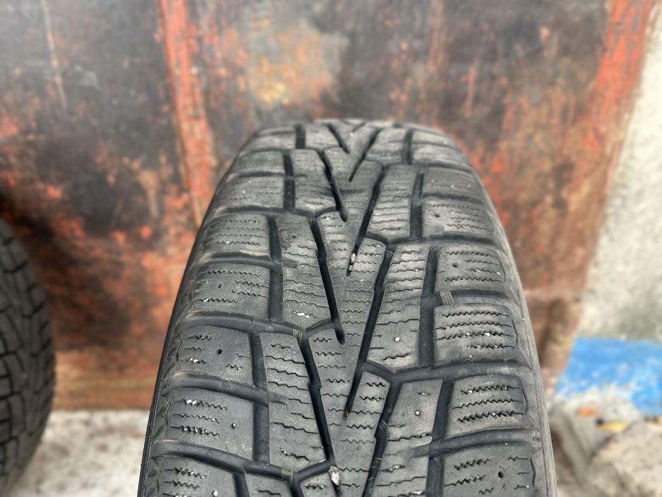Комплект зимней резины Roadstone 215/60/17
