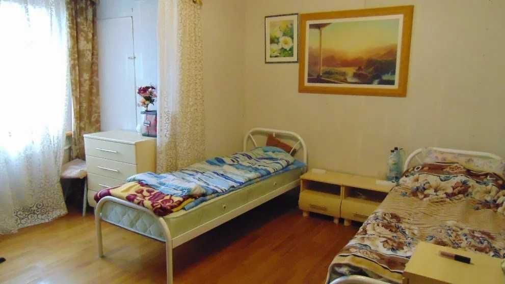 Здається кімната для дівчини, у великій 3-кімнатній квартирі.