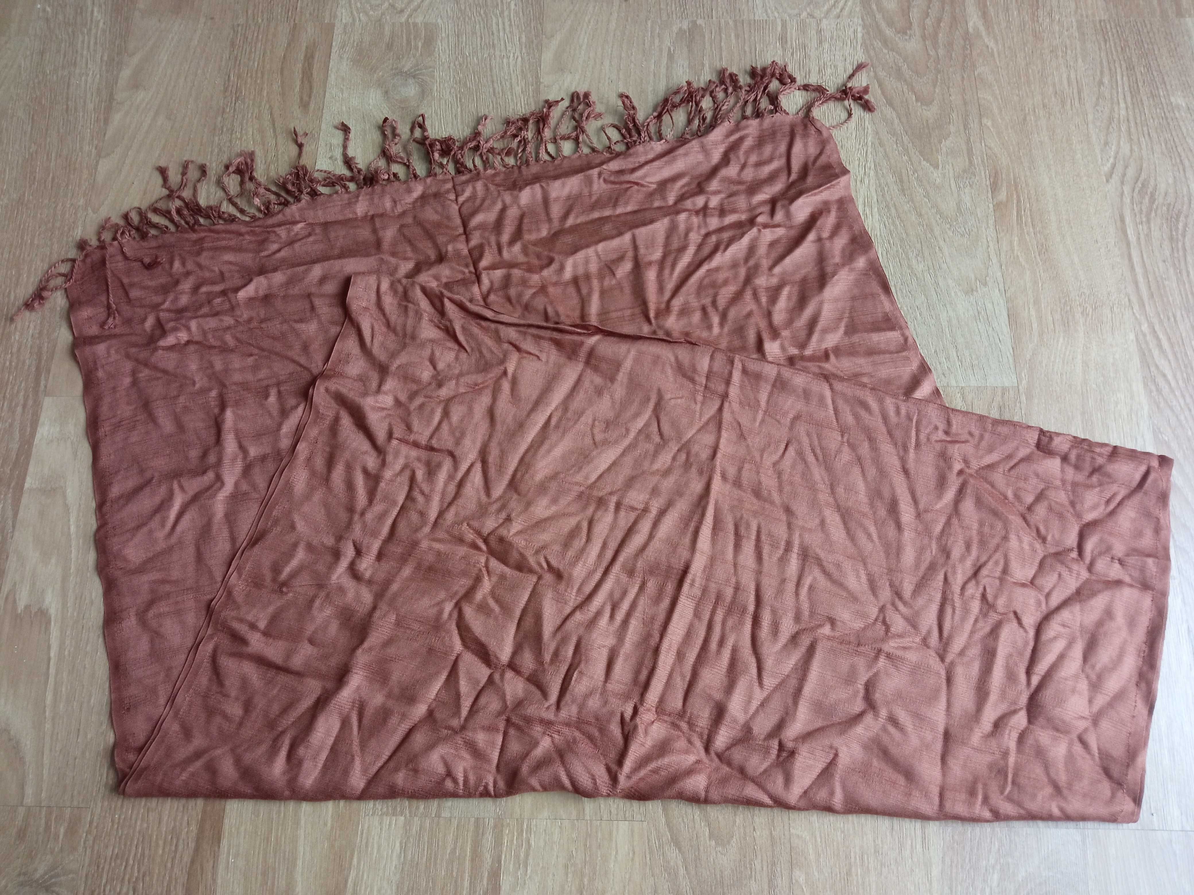 Duża chusta szal oversize brązowa z frędzlami 180 x 70 cm