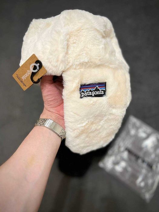 Мужская теплая шапка на застежки Patogonia черня, белая