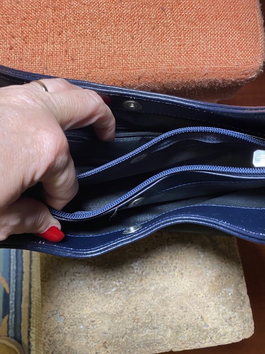 Mala em pele, azul marinho em muito bom estado