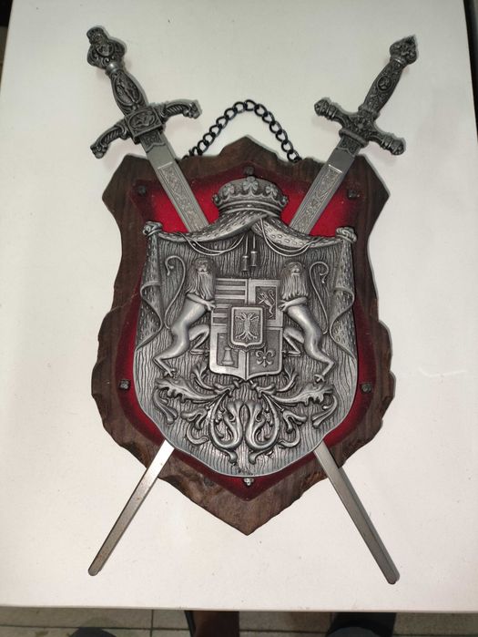 Antigo Escudo brasão armas espadas, medieval em estsnho