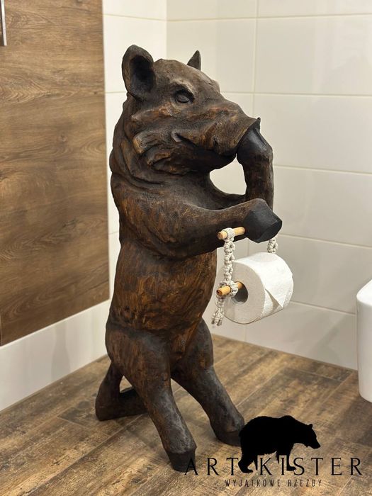 Drewniane rzeźby – wyjątkowe stojaki na papier toaletowy