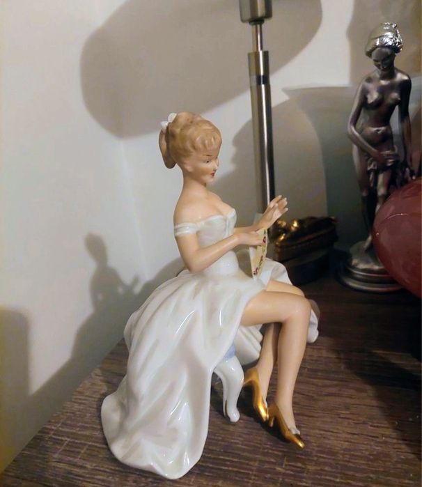 OKAZJA ! Wallendorf siedząca kobieta, dama  bez wad