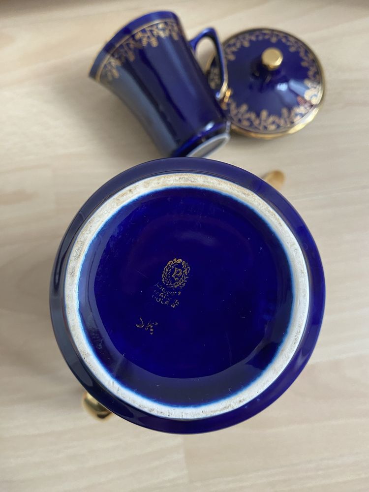 Porcelanowy granatowy dzbanek z przykrywką i dzbanuszek na mleko