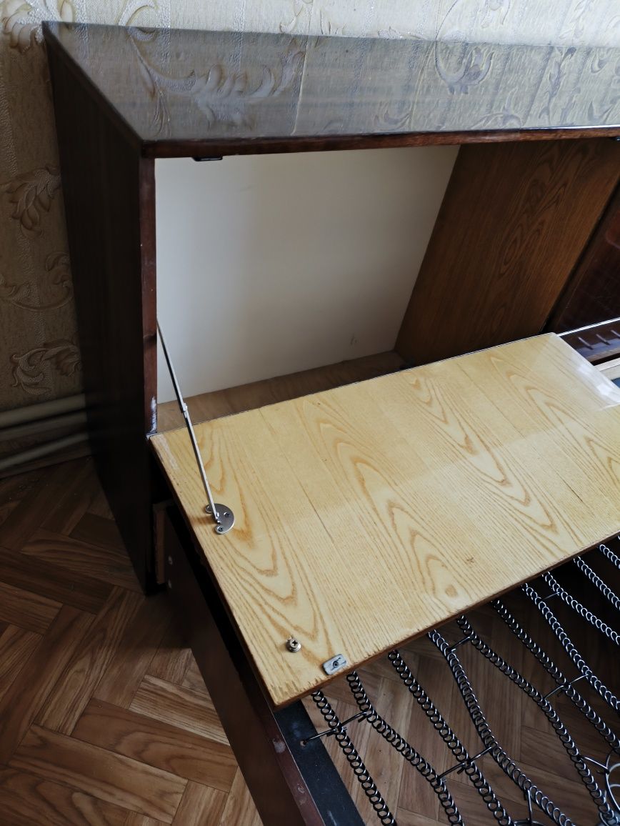 Продається двоспальне ліжко з тумбою, матрацом. Самовивіз.