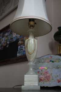 Lampa z onyksu w stylu amfora