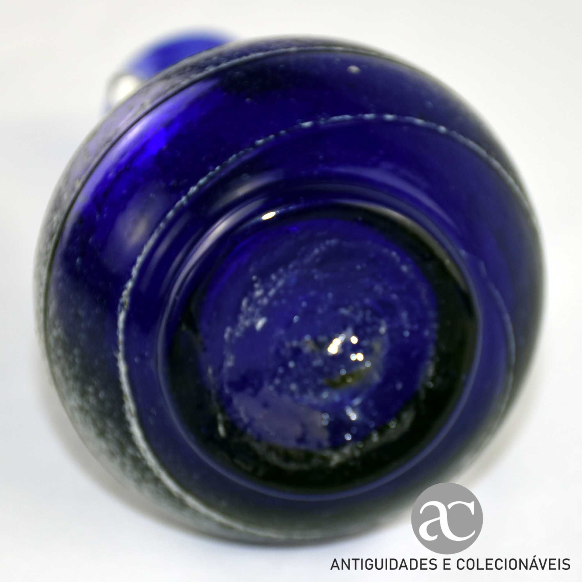 Jarra em vidro moldado e soprado em Azul-cobalto