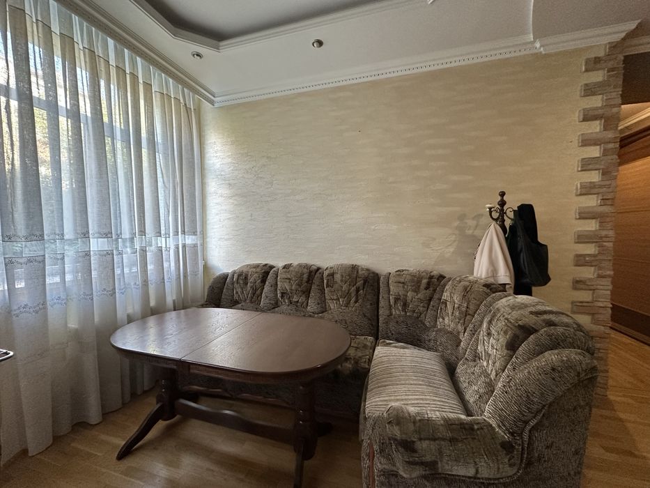 Кімната на підселення для дівчини