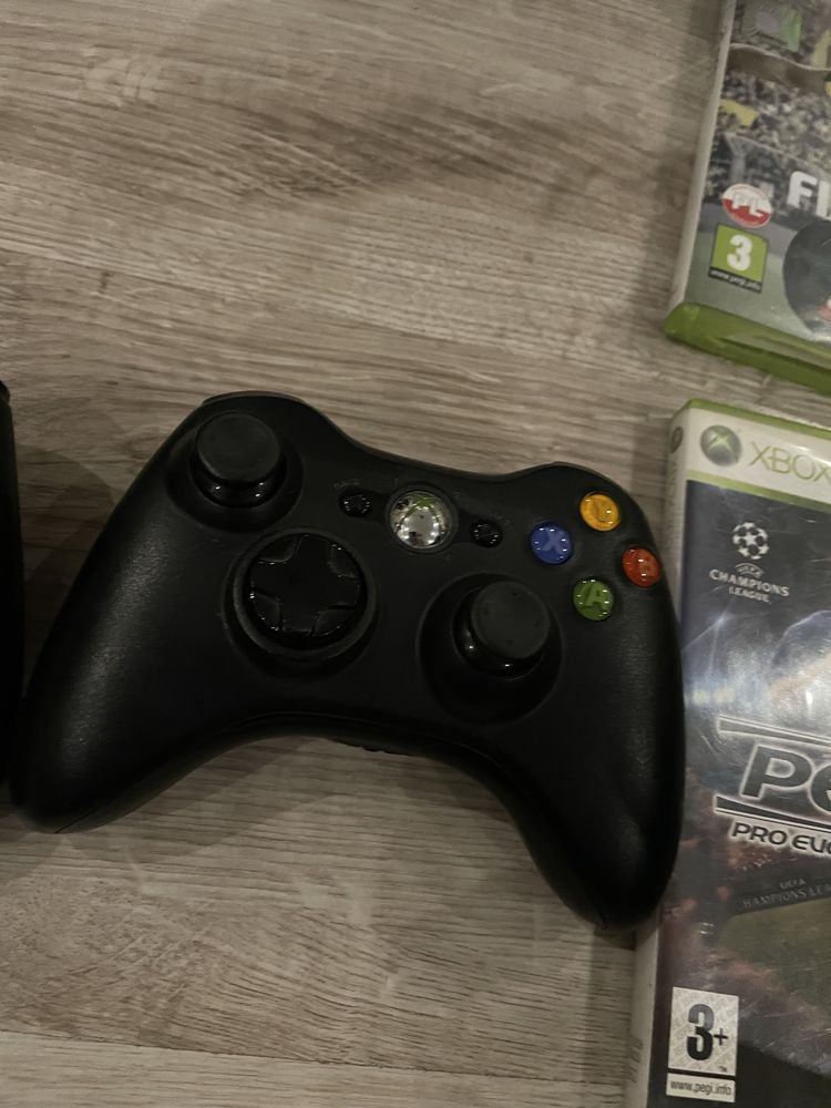 Xbox 360 E + Kinect, 2 pady, 4 gry, oryginalne pudełko