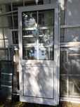 Porta exterior branca e aro em alumínio