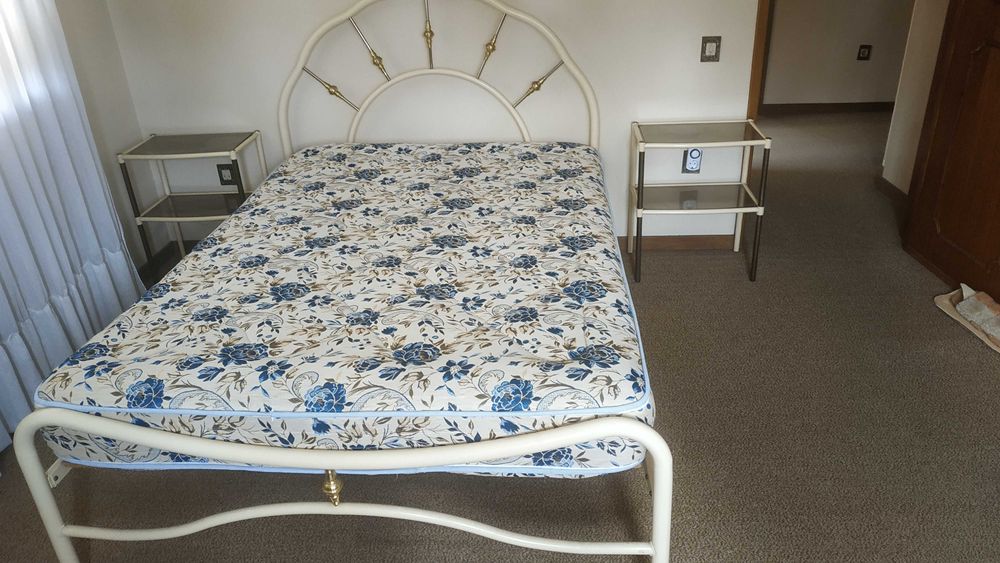 Cama em ferro com colchão novo. Comprimento 1,83 largura 1,33