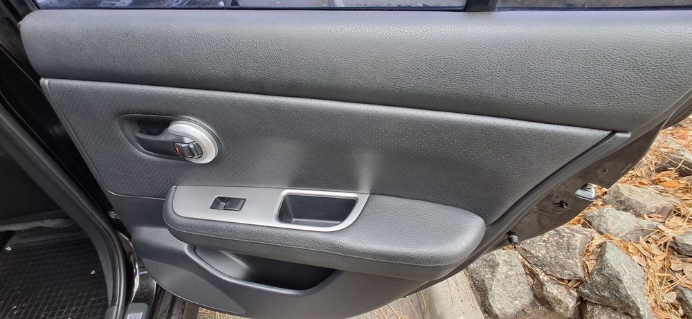 легковий автомобіль Нісан Тііда