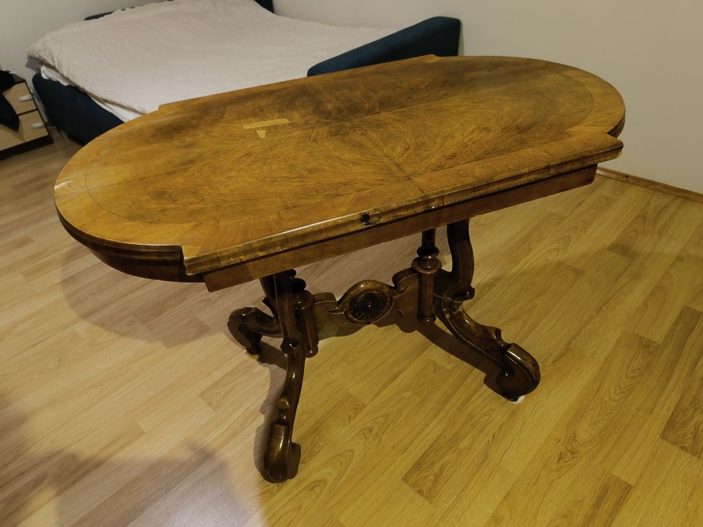 Stół drewniany w stylu antycznym, łatany