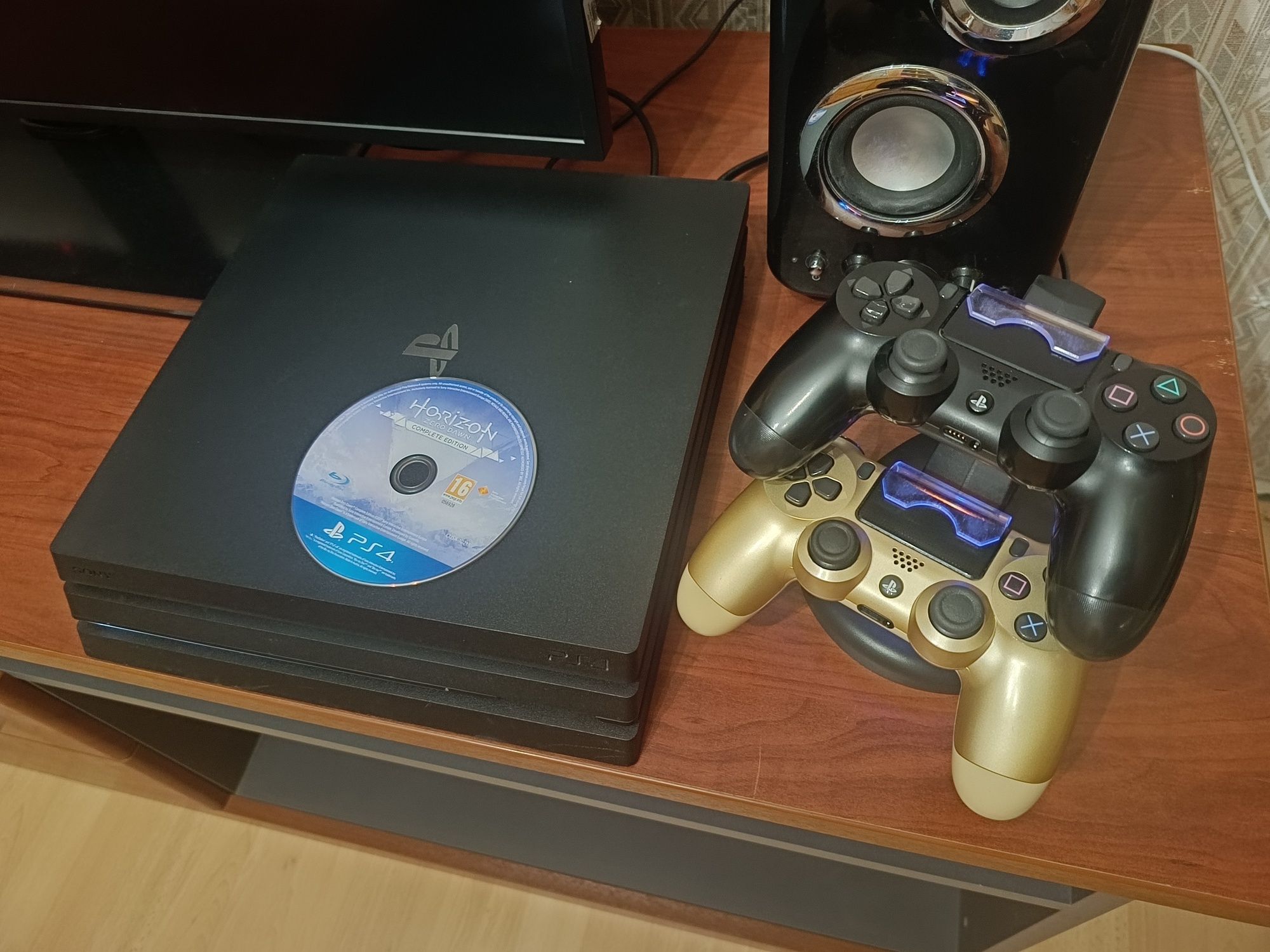 Sony PlayStation 4 Pro 1TB, 2 геймпада, док станция, Horizon