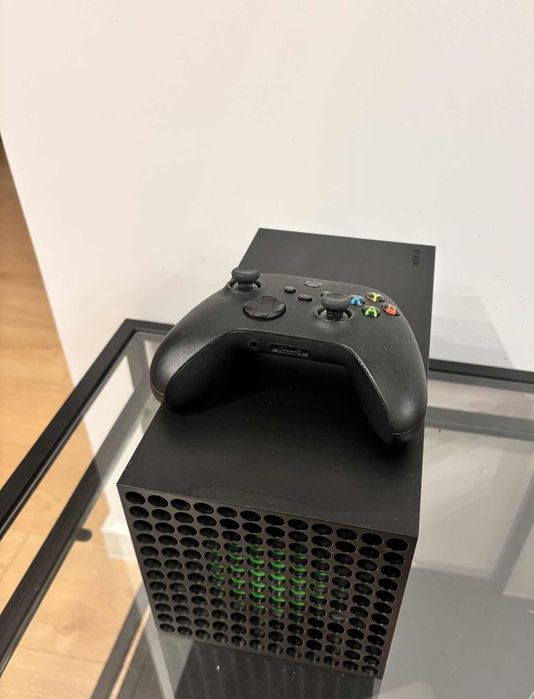 XBOX Series X z napędem Blu-
ray 4K UHD + Gra XBOX EA Sports FC 24