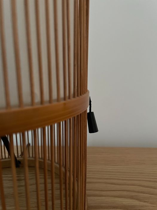 Lampa japonska z bambusa i papieru.