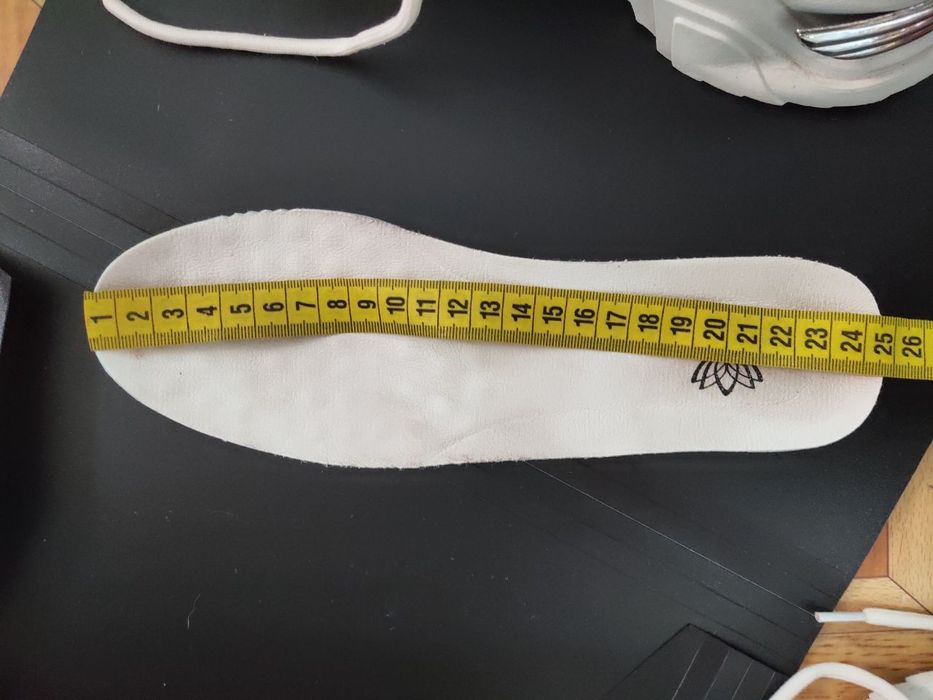 Белые Кроссовки широкие 39. Білі кросівки широкі