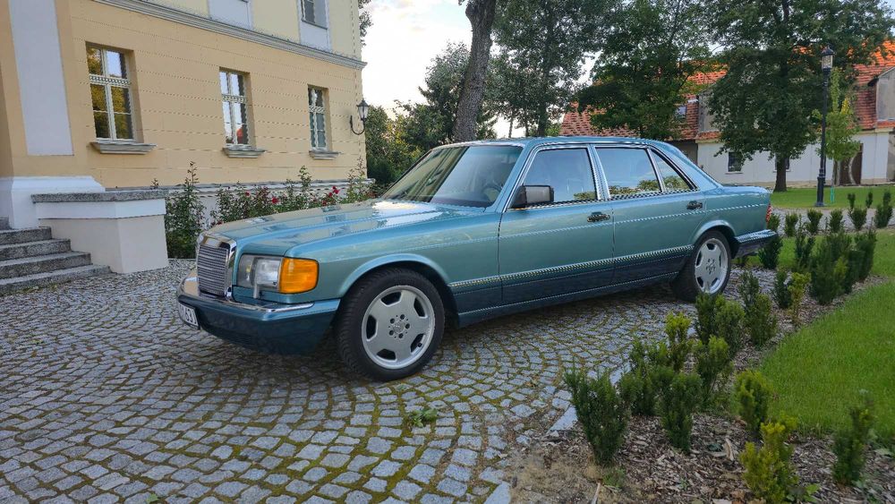 Wynajem auta na ślub – Mercedes-Benz 560SEL z kierowcą