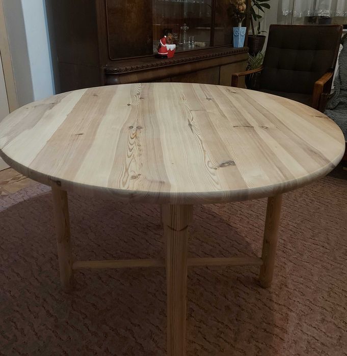 sosnowy drewniany okrągły stół