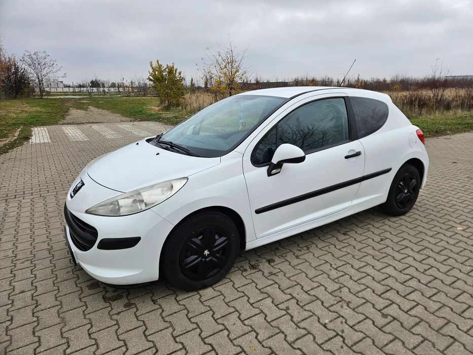 Peugeot 207 Peugeot 207 - 2 komplety kół, klima, radio bluetooth