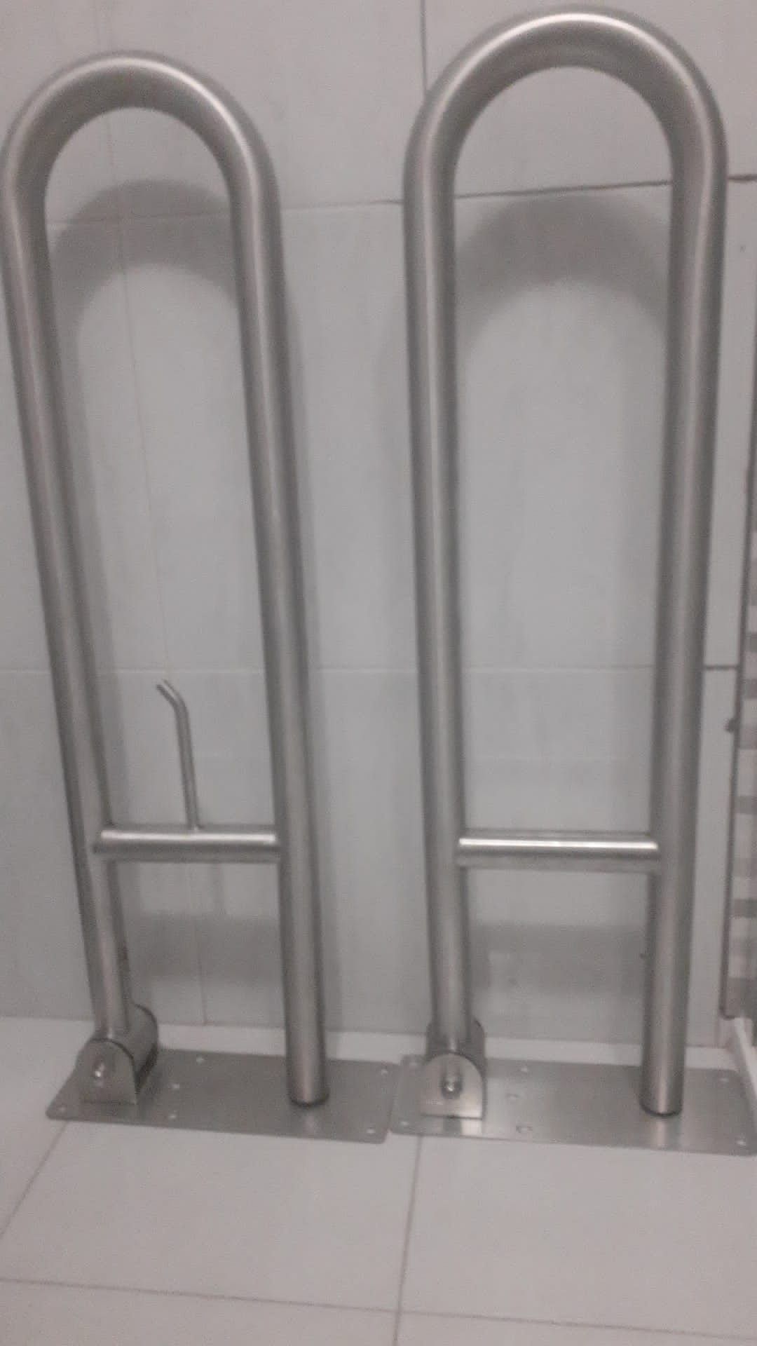 Suportes usados em inox para casa de banho