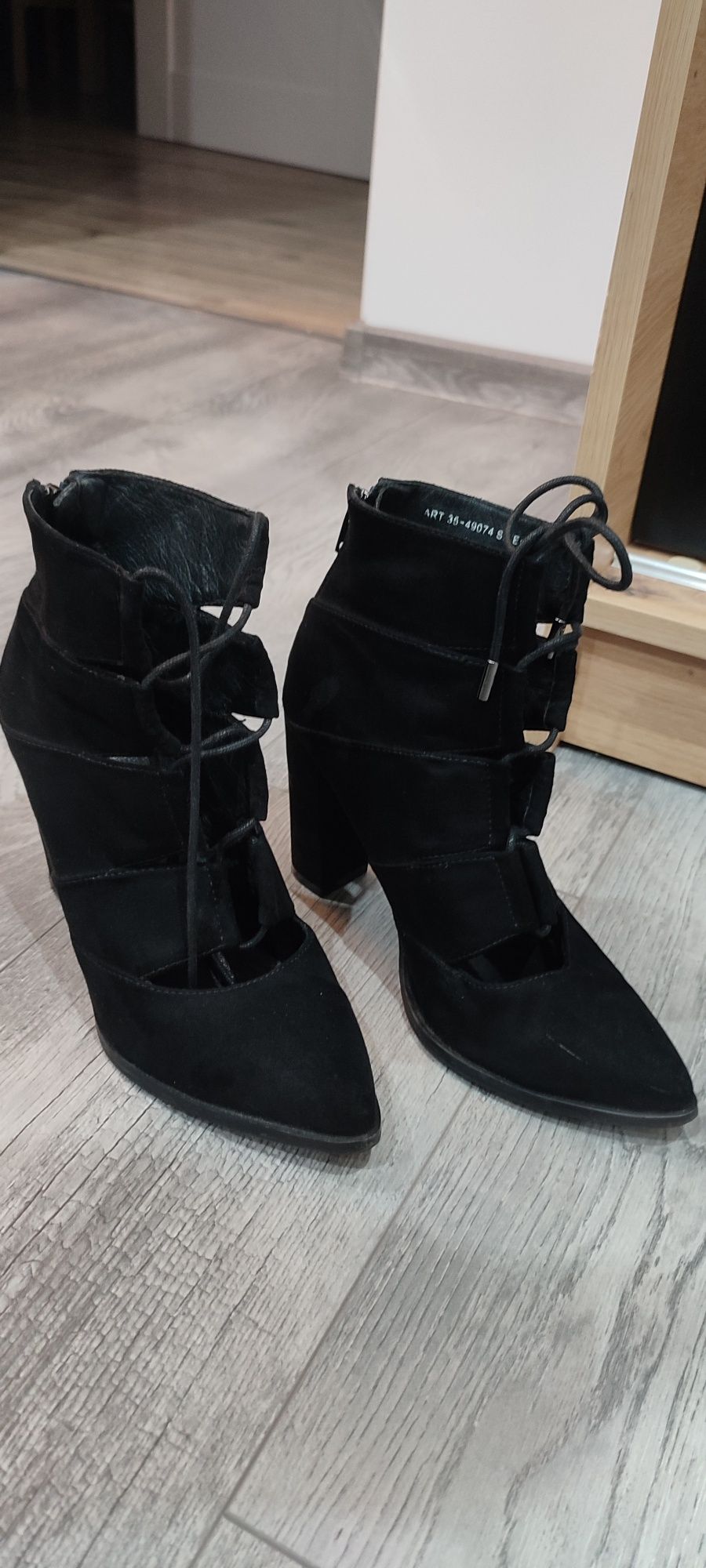 Botki z zamkiem z tyłu, buty na wysokim obcasie
