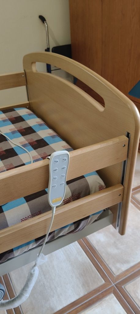 Cama geriátrica articulada elétrica.