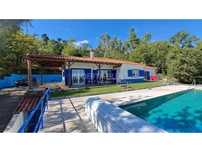 Atrativo bungalow com alojamento separado para hóspedes e piscina, ...