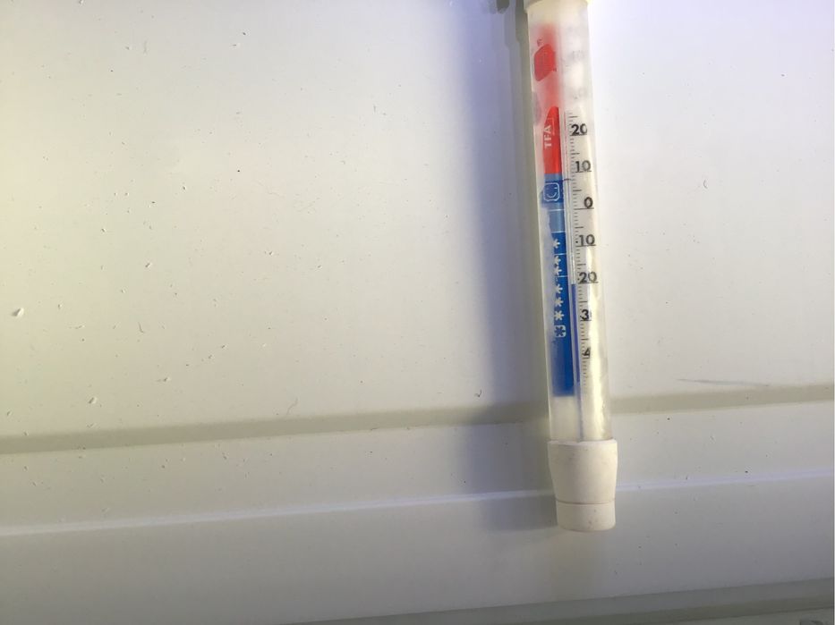 Холодильник двухкамерный, морозилка внизу , состояние нового