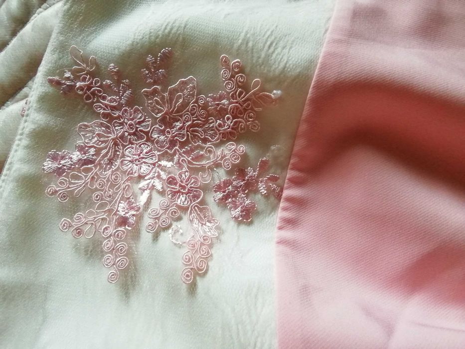 Sukienka damska zdobiona wstawkami haftowanymi