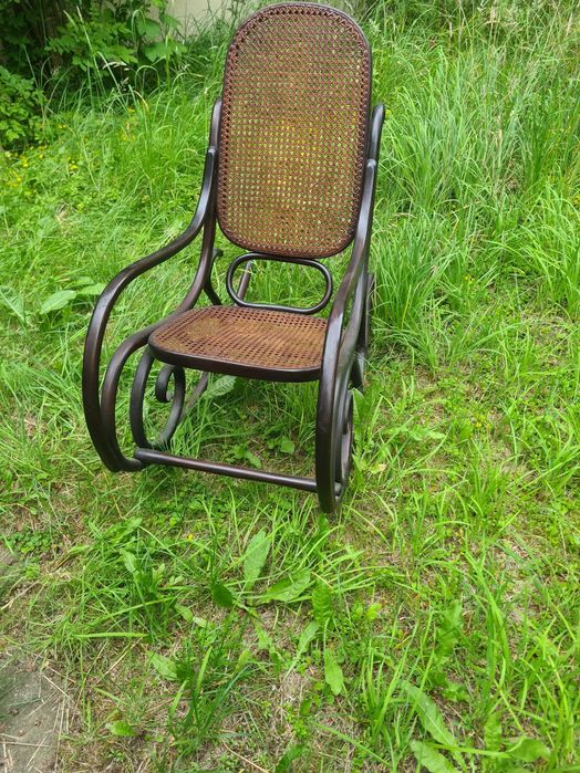 Stare drewniane krzesło bujane