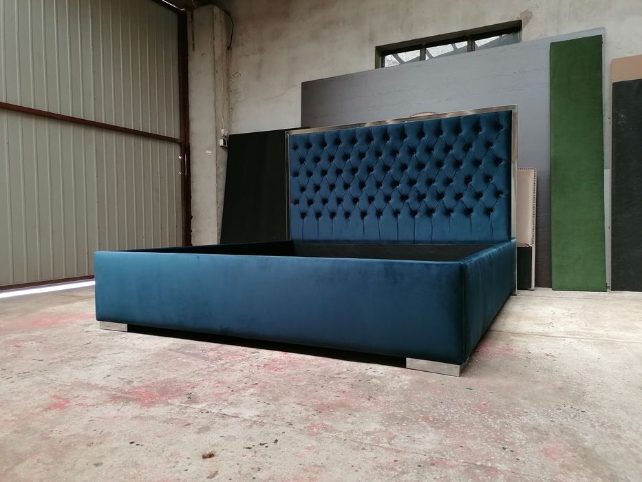 Łóżko tapicerowane pikowane ramka chrom sypialnia Chesterfield