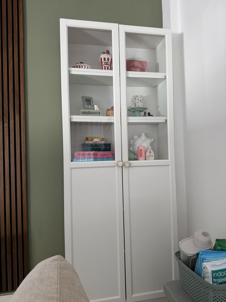 Estante branca com portas