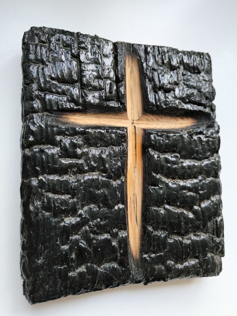 Drewniany Krzyż zrobiony na starej desce opalonej w głębokim ogniu.