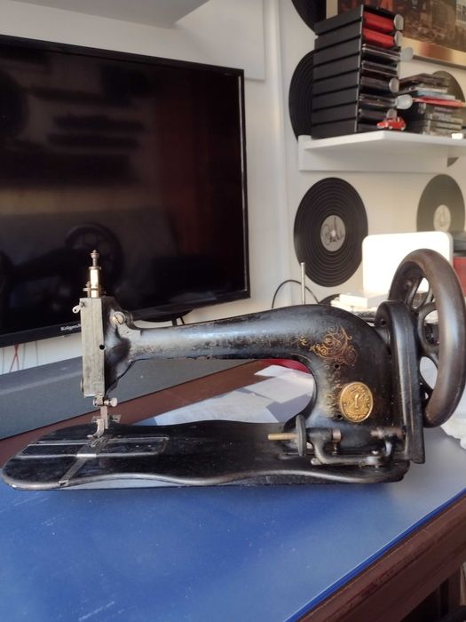 Stara maszyna do szycia do sprzedania.