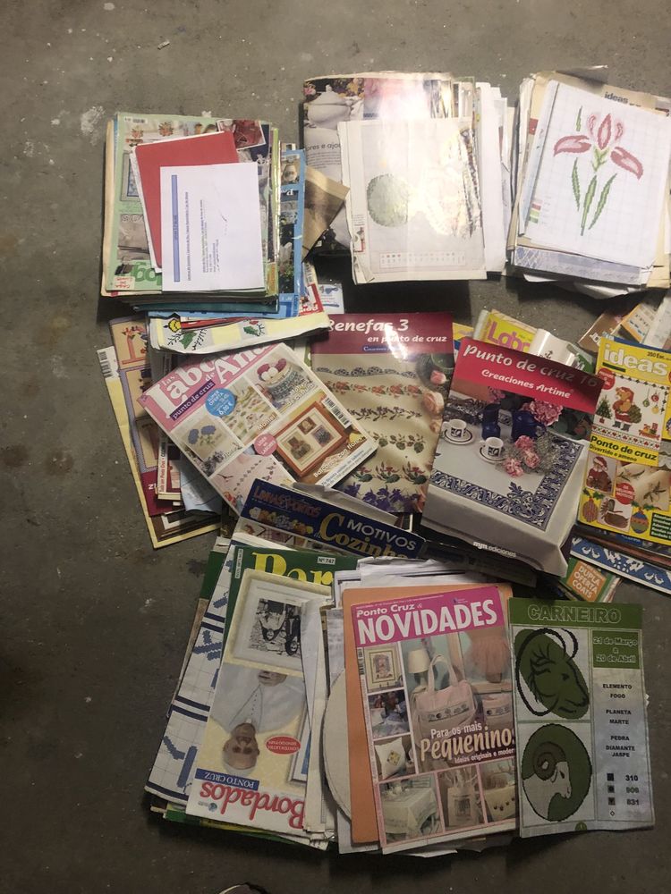 Lote de revistas e livros de Ponto Cruz